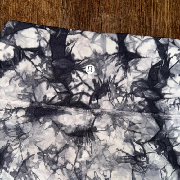 Lululemon Wunder Under Crop Hi-Rise *Full-On Luxtreme Dual Shibori 21" 4 - Picture 3 of 5